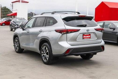 Celestial Silver Metallic 2024 Toyota Highlander Hybrid XLE