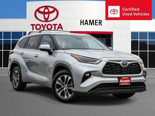 Celestial Silver Metallic 2024 Toyota Highlander Hybrid XLE