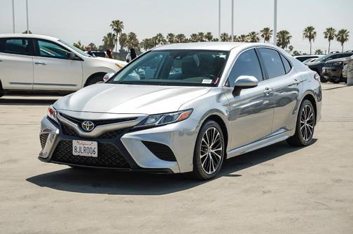 Celestial Silver Metallic 2019 Toyota Camry SE
