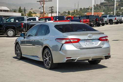 Celestial Silver Metallic 2019 Toyota Camry SE