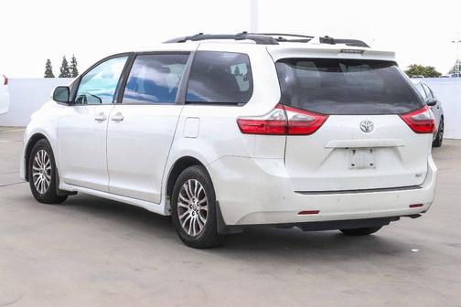 Blizzard Pearl 2020 Toyota Sienna XLE