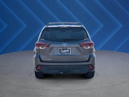 Predawn Gray Mica 2019 Toyota Highlander SE