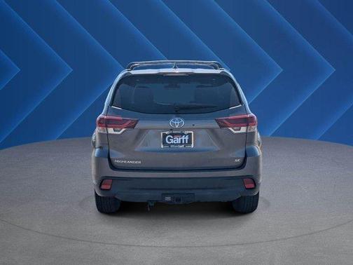Predawn Gray Mica 2019 Toyota Highlander SE