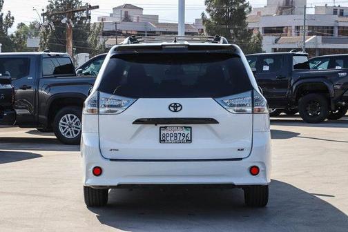Super White 2020 Toyota Sienna SE