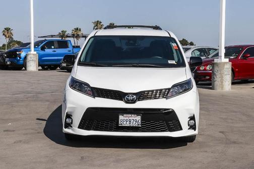 Super White 2020 Toyota Sienna SE