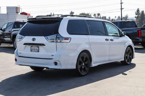 Super White 2020 Toyota Sienna SE