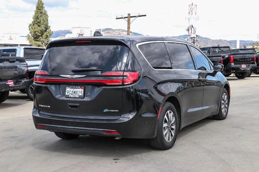 Brilliant Black Crystal Pearlcoat 2022 Chrysler Pacifica Hybrid Touring L