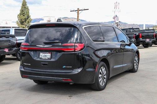 Brilliant Black Crystal Pearlcoat 2022 Chrysler Pacifica Hybrid Touring L