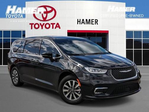 Brilliant Black Crystal Pearlcoat 2022 Chrysler Pacifica Hybrid Touring L