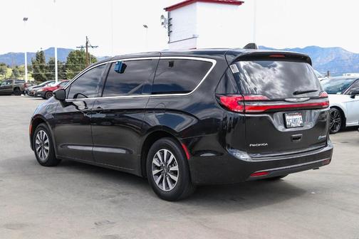 Brilliant Black Crystal Pearlcoat 2022 Chrysler Pacifica Hybrid Touring L