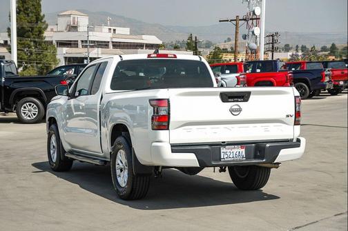Glacier White 2024 Nissan Frontier SV