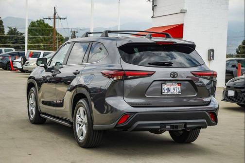 Magnetic Gray Metallic 2024 Toyota Highlander LE