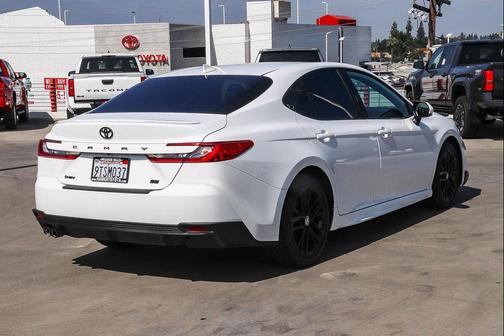 Ice Cap 2025 Toyota Camry SE