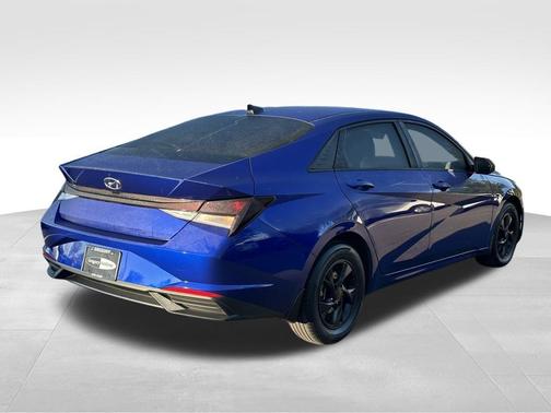 2022 Hyundai ELANTRA SE