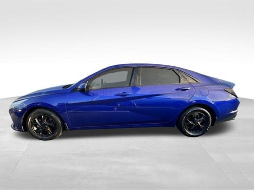 2022 Hyundai ELANTRA SE