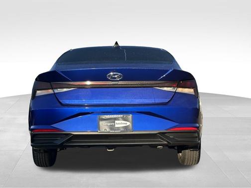 2022 Hyundai ELANTRA SE