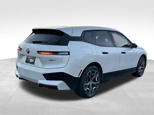 Mineral White Metallic 2024 BMW iX xDrive50