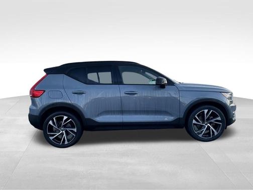 Thunder Gray Metallic 2020 Volvo XC40 T5 R-Design