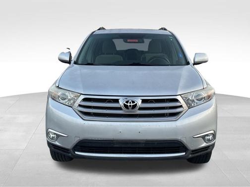 Classic Silver Metallic 2011 Toyota Highlander SE