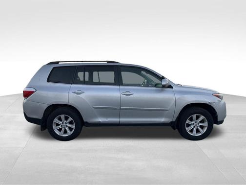Classic Silver Metallic 2011 Toyota Highlander SE