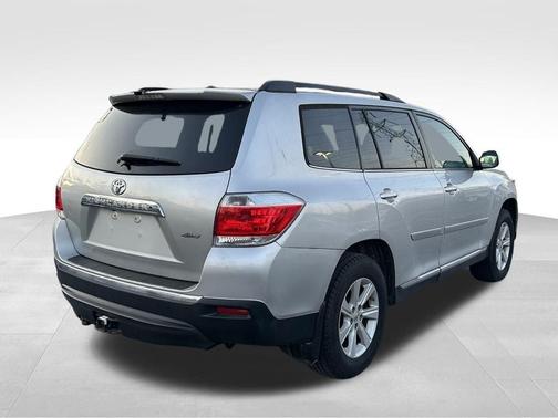 Classic Silver Metallic 2011 Toyota Highlander SE