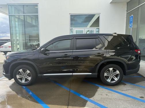 2023 Honda Pilot AWD EX-L 8 Passenger
