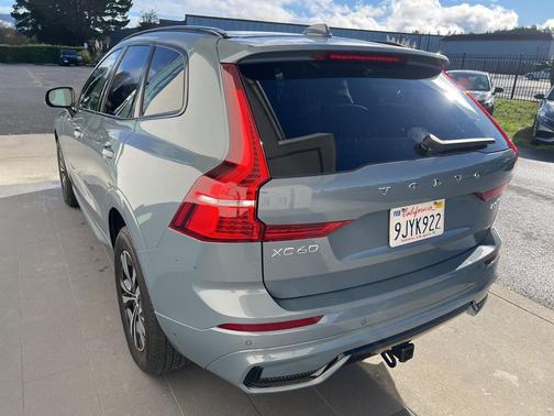 2024 Volvo XC60 B5 Core Dark Theme