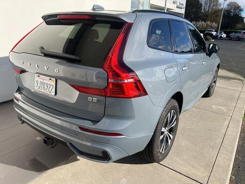 2024 Volvo XC60 B5 Core Dark Theme