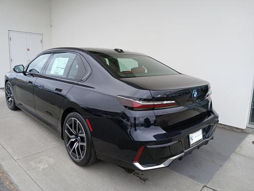 2026 BMW 750e i xDrive