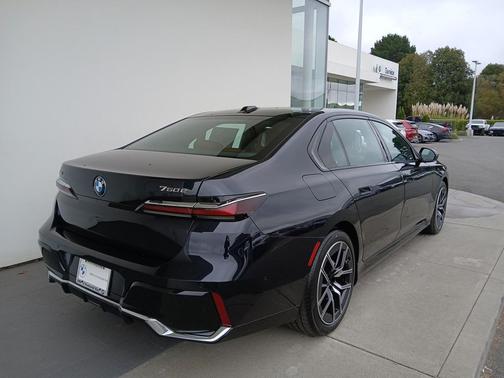 2026 BMW 750e i xDrive