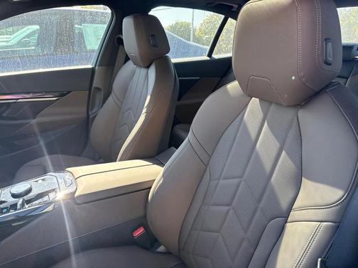 Black Sapphire Metallic 2027 BMW i5 eDrive40
