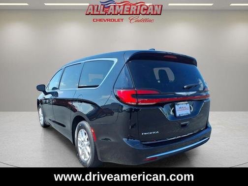 Diamond Black Crystal Pearlcoat 2024 Chrysler Pacifica Touring L