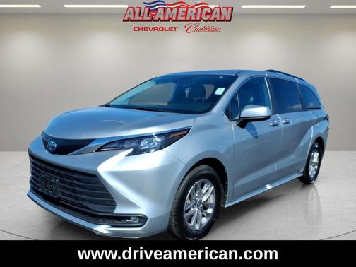 Celestial Silver Metallic 2025 Toyota Sienna XLE
