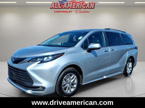 Celestial Silver Metallic 2025 Toyota Sienna XLE