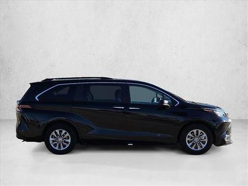 2024 Toyota Sienna XLE 8 Passenger
