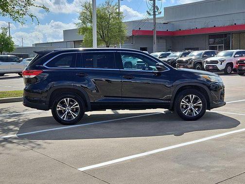 Midnight Black Metallic 2017 Toyota Highlander LE I4