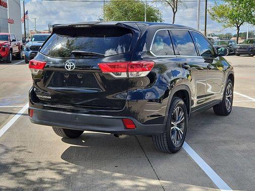 Midnight Black Metallic 2017 Toyota Highlander LE I4