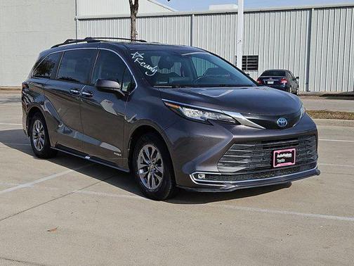 2021 Toyota Sienna XLE 8 Passenger