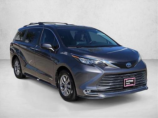 2021 Toyota Sienna XLE 8 Passenger