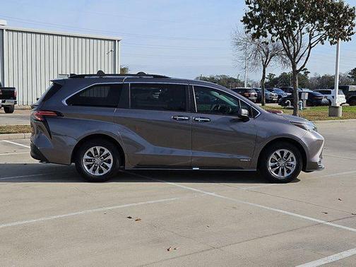 2021 Toyota Sienna XLE 8 Passenger