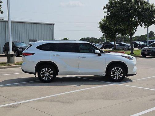 Blizzard Pearl 2021 Toyota Highlander XLE