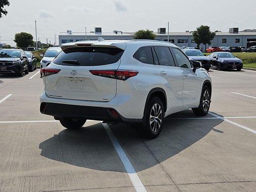 Blizzard Pearl 2021 Toyota Highlander XLE