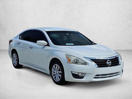 Pearl White 2014 Nissan Altima 2.5