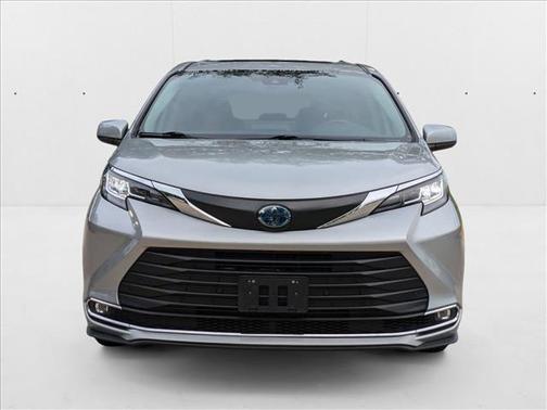 2022 Toyota Sienna XLE 8 Passenger