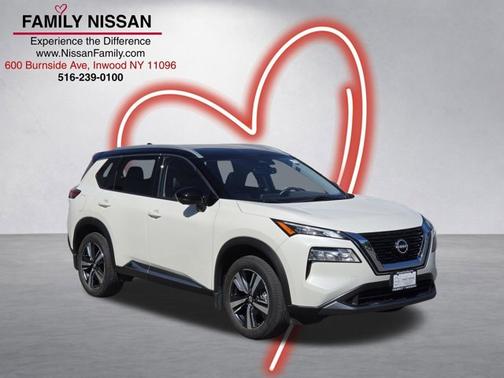 Pearl White Tricoat / Super Black 2023 Nissan Rogue SL