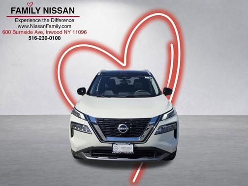Pearl White Tricoat / Super Black 2023 Nissan Rogue SL