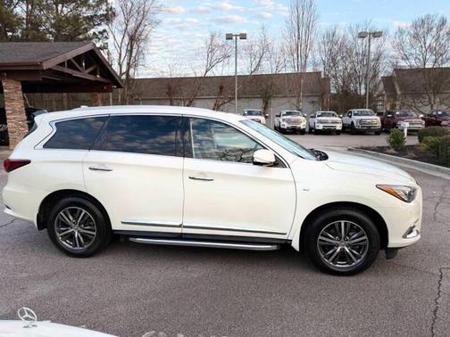 White 2017 INFINITI QX60 Base