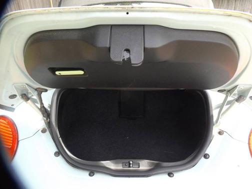 Uni-Red/Black Cloth Roof 2004 Volkswagen New Beetle GLS 1.8T