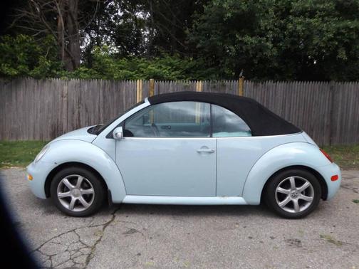 Uni-Red/Black Cloth Roof 2004 Volkswagen New Beetle GLS 1.8T
