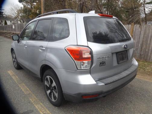 Ice Silver Metallic 2018 Subaru Forester 2.5i
